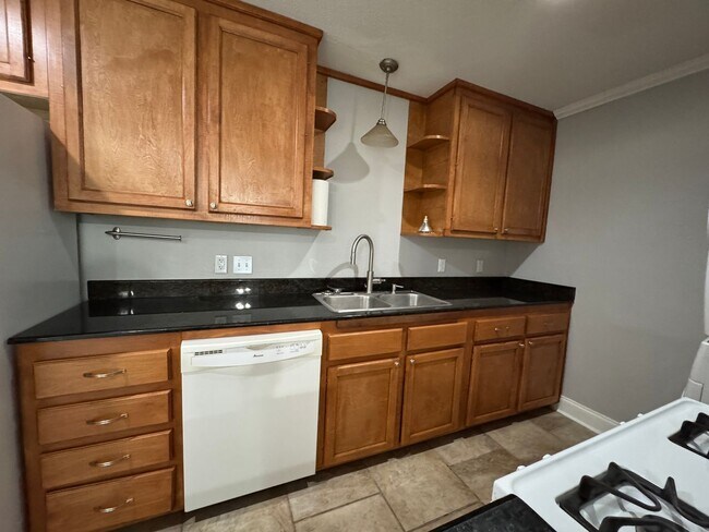 Building Photo - Great 2 Bedroom Lease near LSU