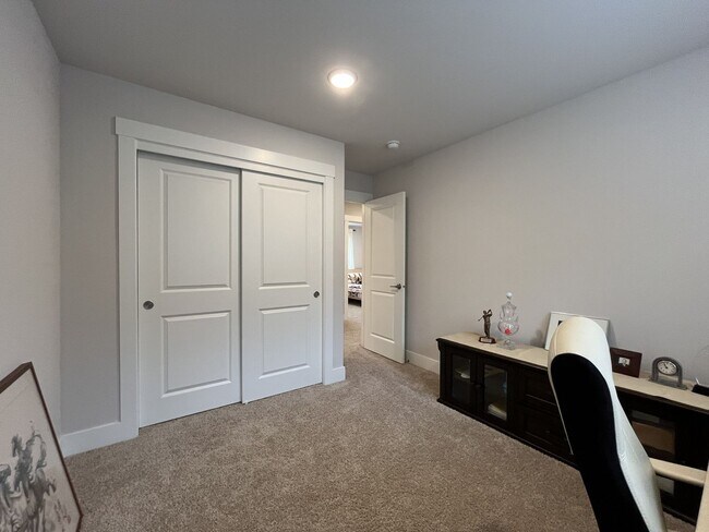 Building Photo - Open Concept 4BR Home with Island Seating, Loft & Spacious Living Room