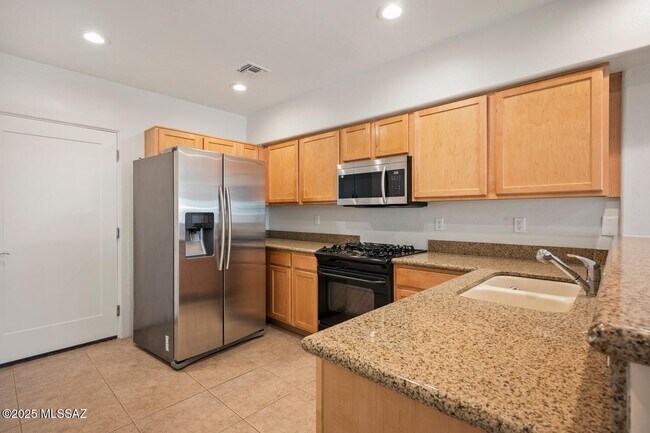 Building Photo - 3121 N Olsen Ave
