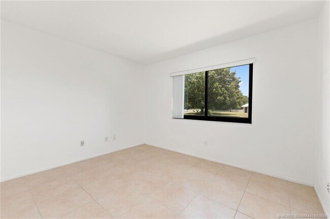 Building Photo - 1496 SE Colchester Cir