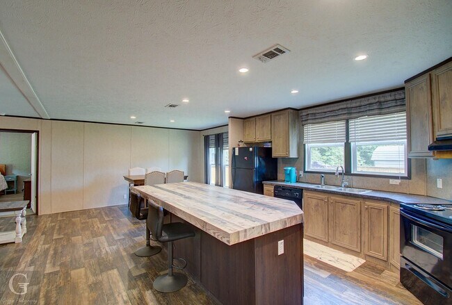 Building Photo - 4BD/2BA home with fenced back yard.