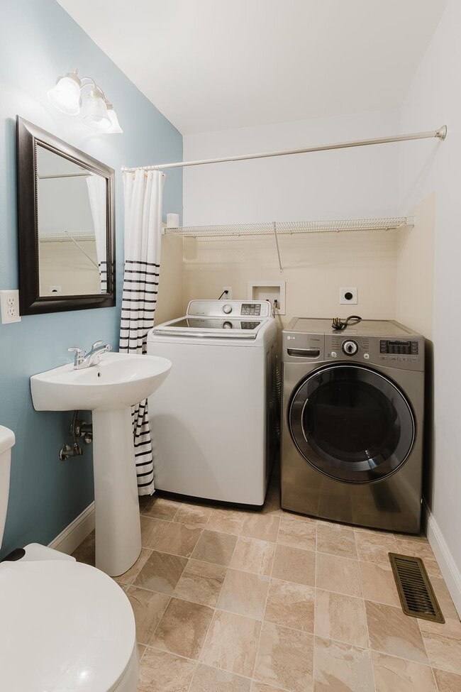 Building Photo - 213 Villager Rd