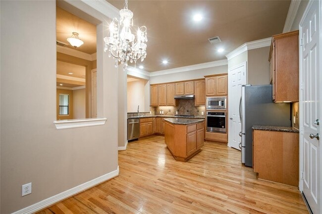 Building Photo - 2906 Royal Oaks Crest