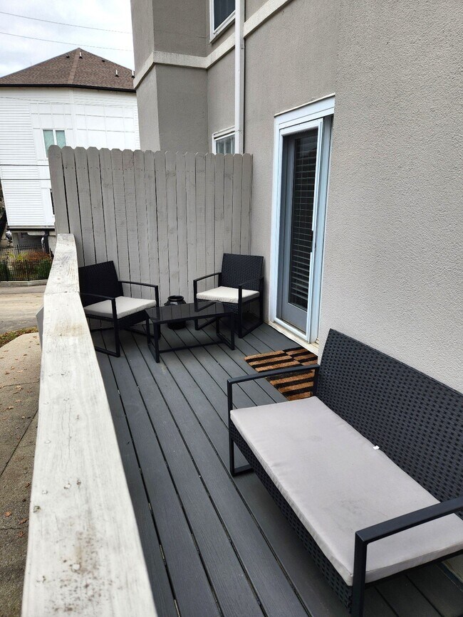 Building Photo - Location, location, location! Beautiful 2BR/1.5BA townhouse in West End Park!