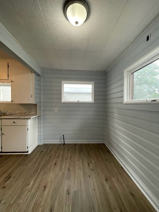 Building Photo - Three bedroom one bathroom home for rent