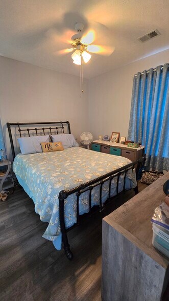Master bedroom - 480 River Oaks Dr
