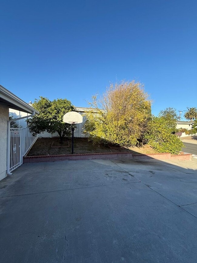 Building Photo - 3 Bedroom 2 Bathroom Granada Hills Home (Main House) Great Location!