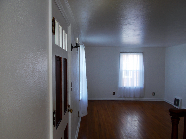 Building Photo - 25 Trumbull Ave SE
