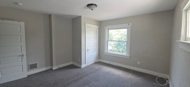 Building Photo - 17 Niagara Ave