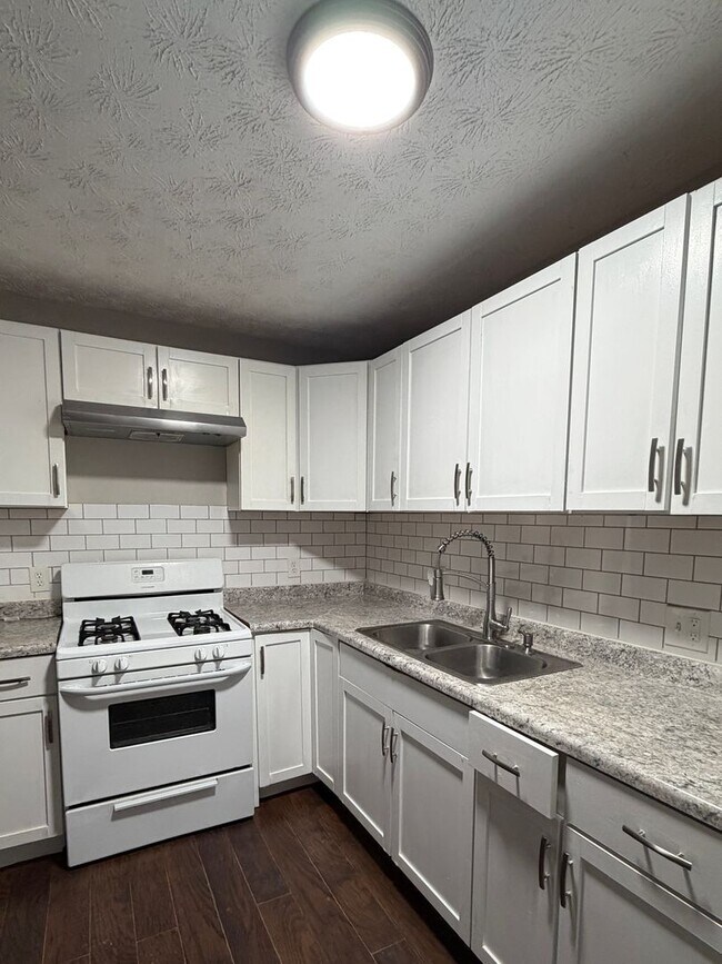 Building Photo - 3 bed 1 bath home for rent!