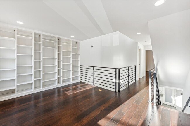 Building Photo - Eastlake Contemporary Townhome - 2 bedrooms