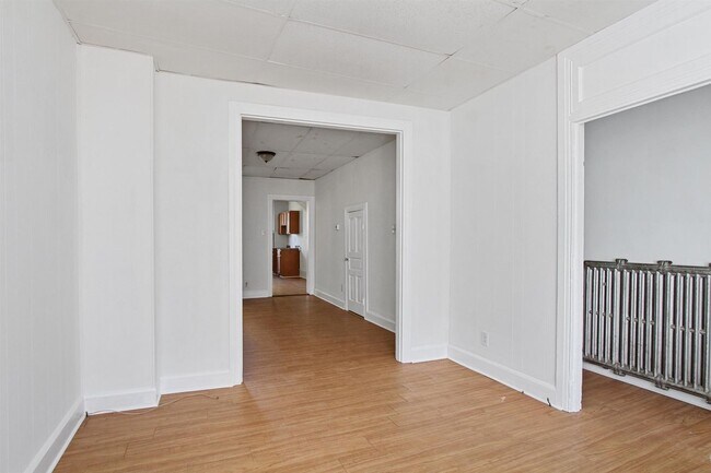 Building Photo - Spacious 5 Bedroom, 1 Bath Home!