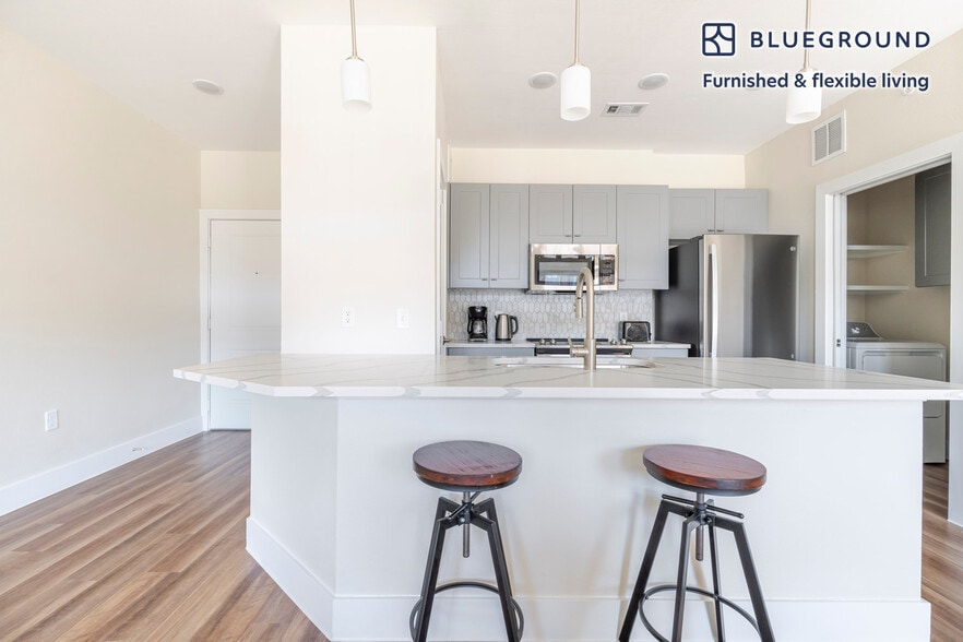 Building Photo - 1501 W Howard Ln