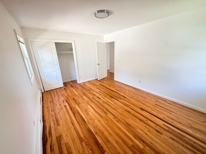 Building Photo - 10 Park Cir