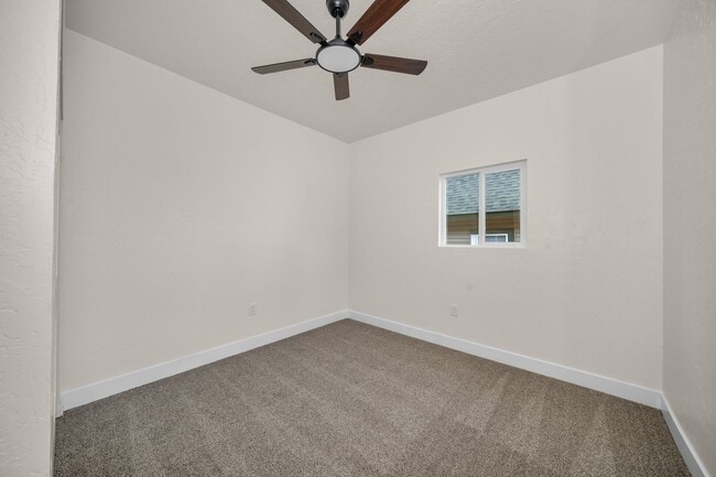 Building Photo - New Updated 3 Bed 2 Bath Lower South Hill Home!