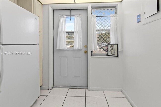 Building Photo - 2200 Park Ln