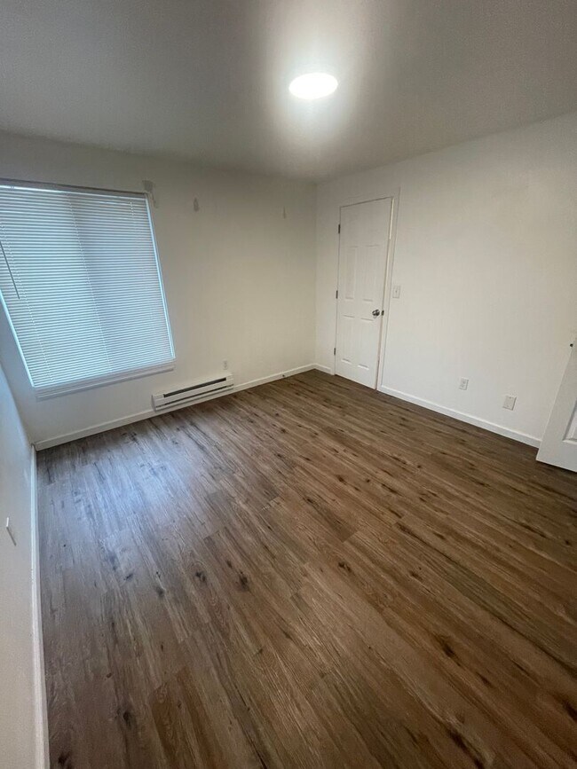 Building Photo - 2 Bedroom Town House!