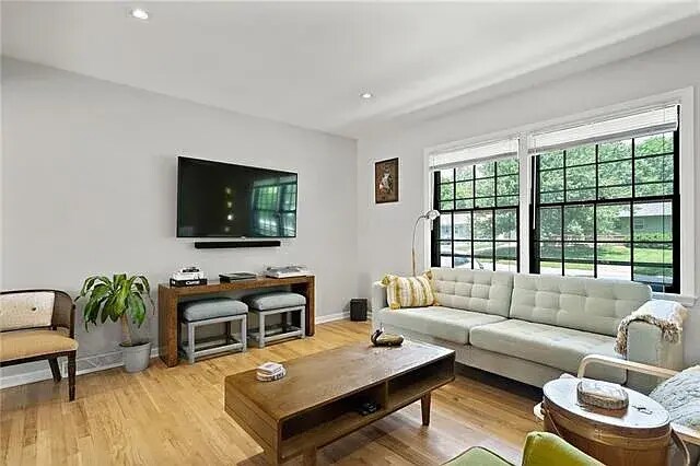 Building Photo - 319 E 100th Ter