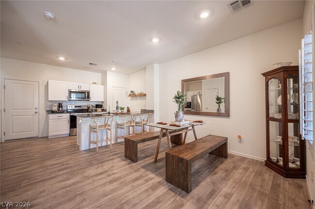 Building Photo - 530 Gloster Ave