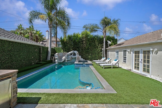 Building Photo - 9033 Cresta Dr