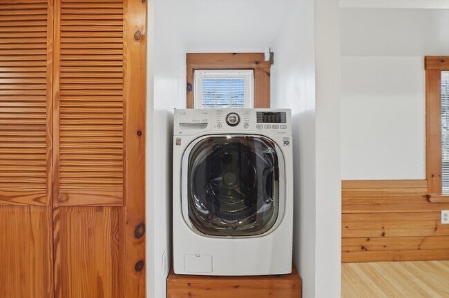 Building Photo - 92 Main St