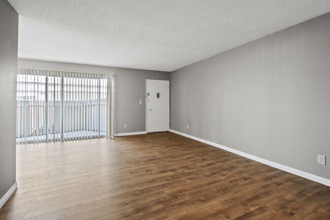 Interior Photo - 3625 Mentone Ave