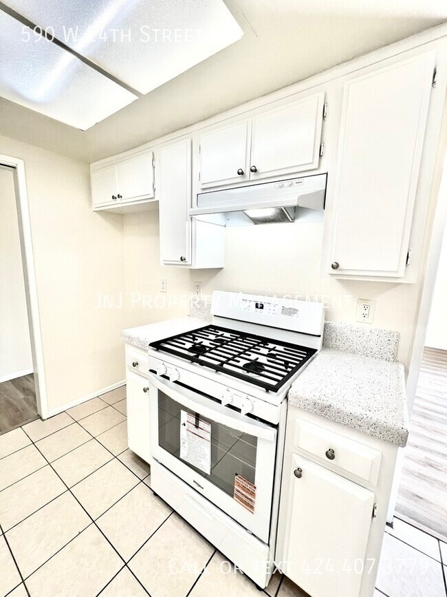 Building Photo - 590 W 24th St