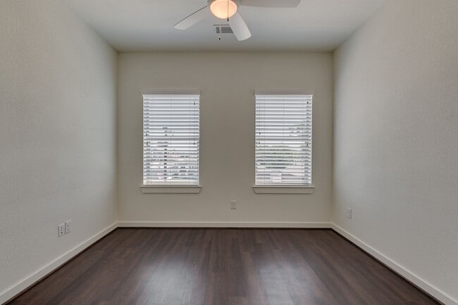 Building Photo - ** MOVE IN SUMMER July 30th 2027 * $6500 ** 5-Bed 5.5 Bath 6 Minute Walk to TCU Campus