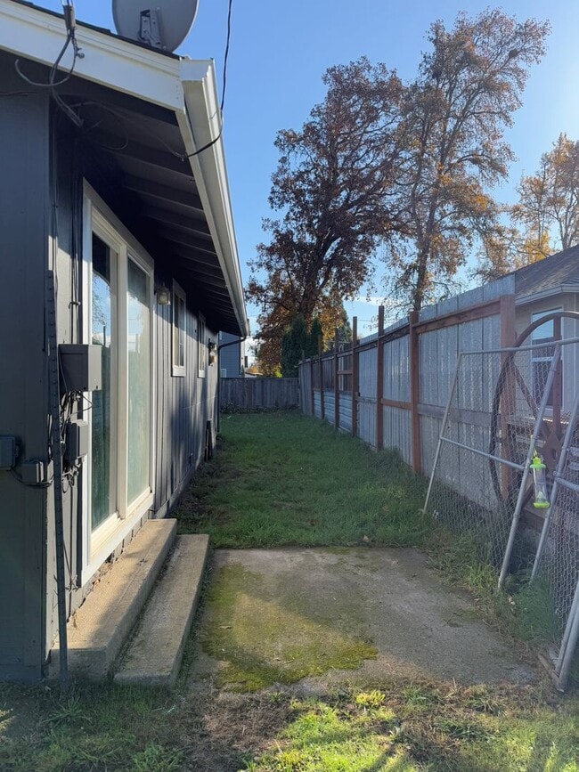 Building Photo - 1011 SE Locust St