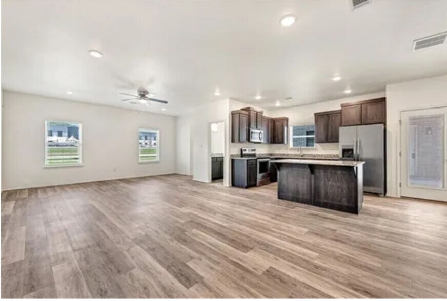 Building Photo - 914 S Benchmark Ln