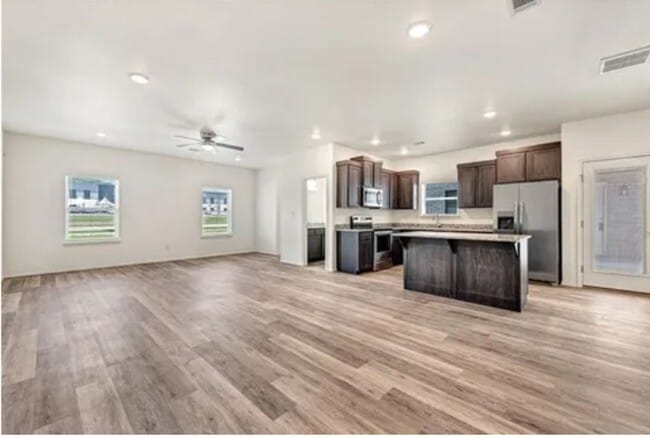 Building Photo - 914 S Benchmark Ln