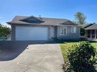 Building Photo - RENOVATED 3 Bed 2 Bath Home on Dead End St...