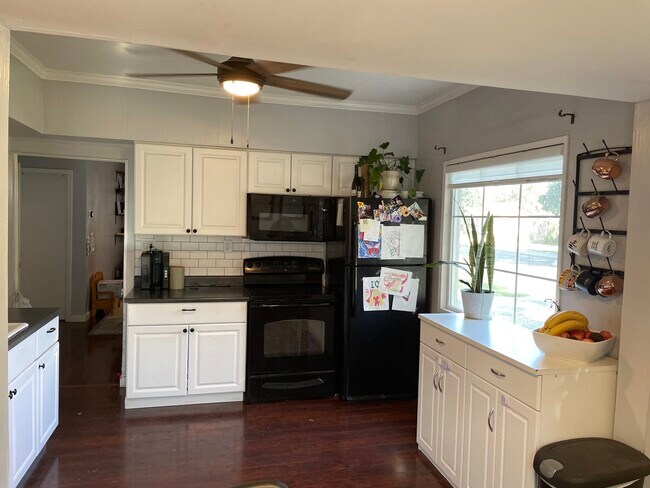 Building Photo - 3124 W Fairview Ave