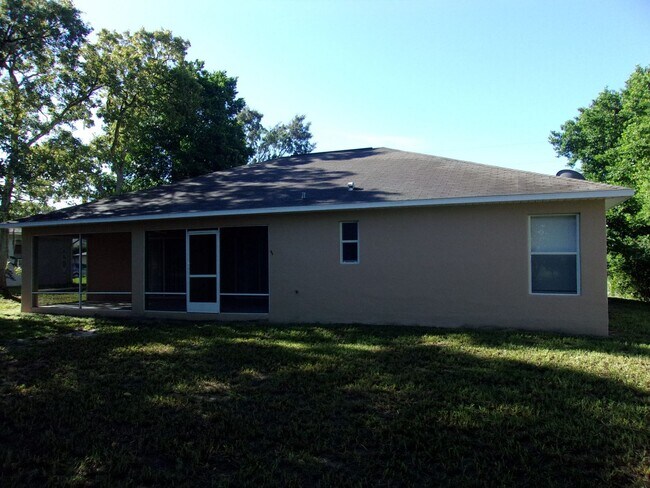 Building Photo - Centrally Located 3 Bedroom Single Family Home