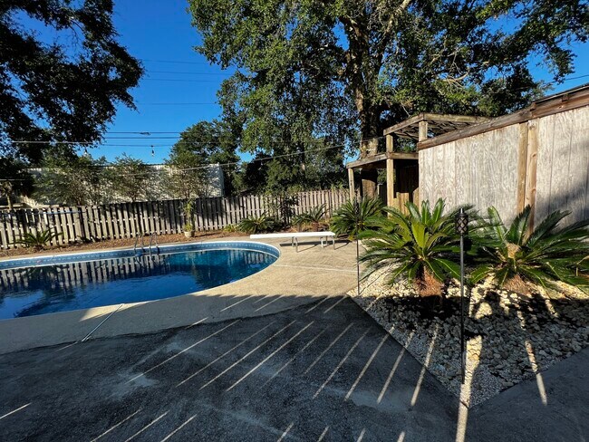 Building Photo - 7242 Dogwood Terrace Dr