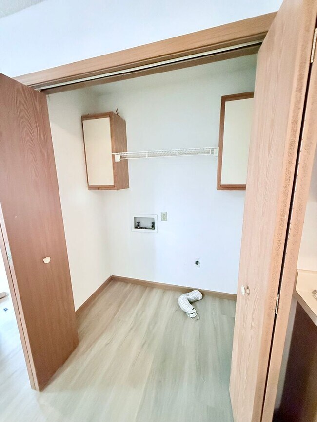 Building Photo - Great 3 Bed 2 Bath 2 Car Garage Flat Duplex- Pets ok!