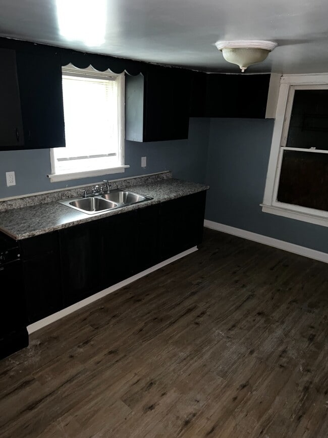 Building Photo - 2BR Apartment with Off-Street Parking