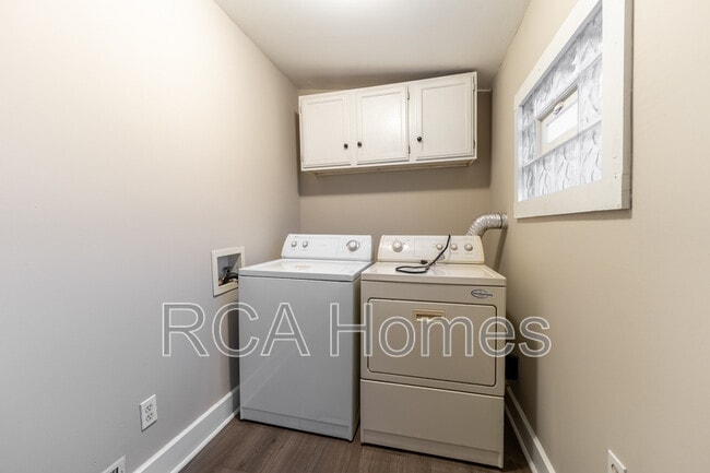 Building Photo - 704 Sanders St