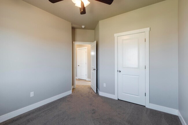 Building Photo - 3338 E Crimson Ridge Dr
