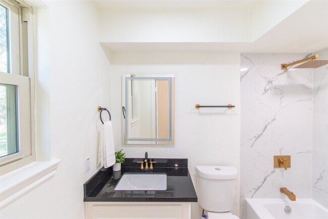 Building Photo - 727 Bunker Hill Rd