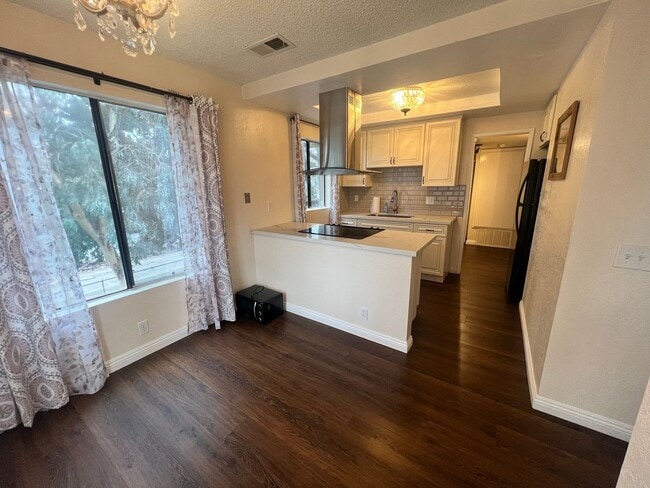 Building Photo - Large 1BR/1BA Updated End Unit (Upper Floor) Condo in Alpine Oaks