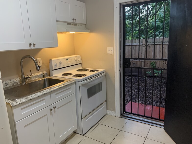 Building Photo - 10008 N Lantana Ave