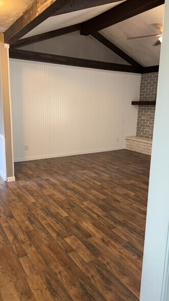 Living - 704 N Dryden Cir