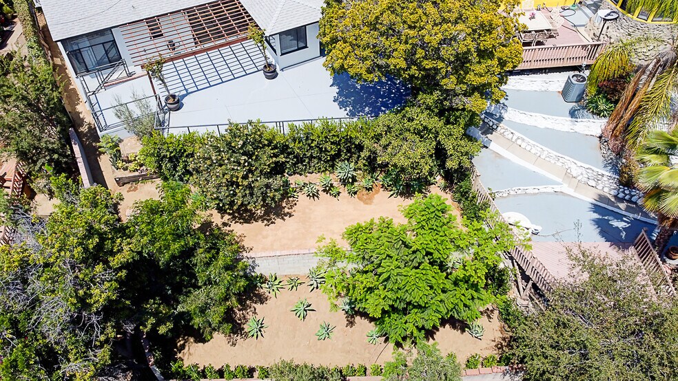 Building Photo - 556 Luton Dr