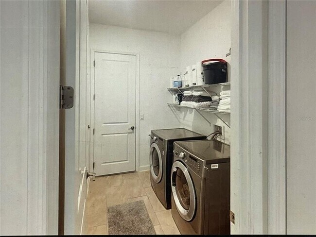 Building Photo - 8851 Fallen Oak Dr