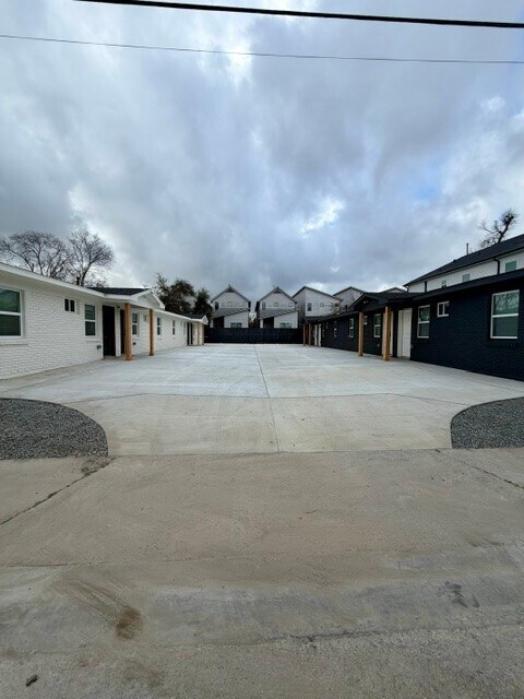 Building Photo - 206 E 33rd St