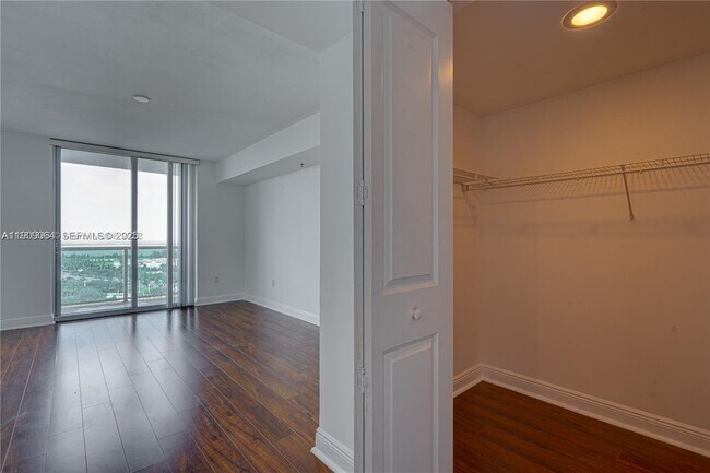 Building Photo - 2641 N Flamingo Rd