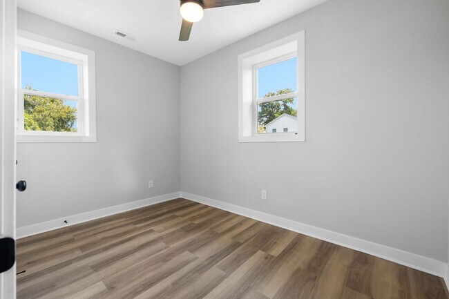 Building Photo - Newly renovated 4 bed 2.5 bath, located in downtown Wilmington