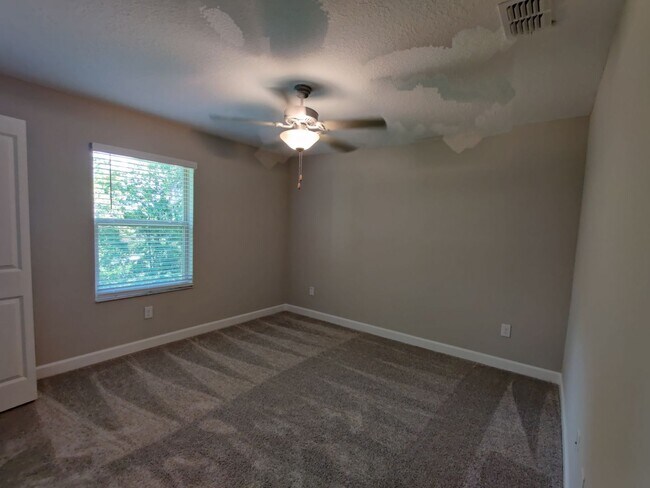 Building Photo - 23240 Willow Glen Way