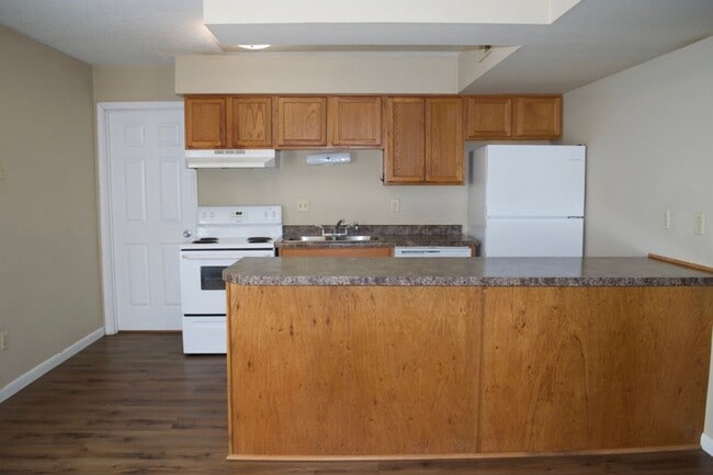Building Photo - Nice 3 Bedroom 2.5 Bathroom Townhome
